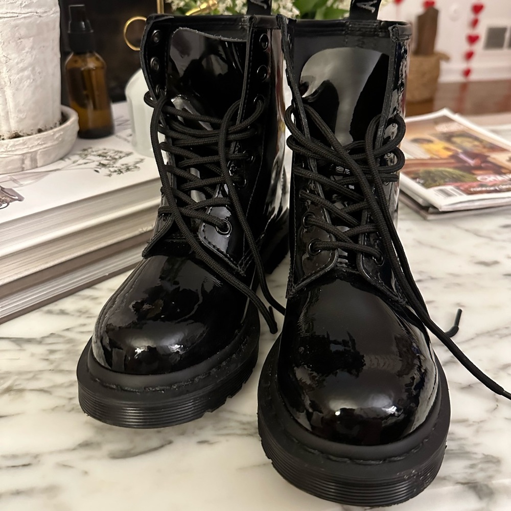 Dr. Martens 1460 MONOCHROME BLACK PATENT LEATHER WOMANS 8 EYELET LACEUP BOOTS